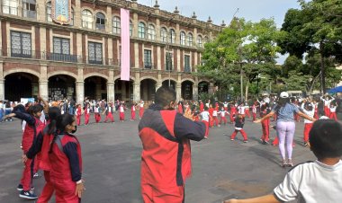Estudiantes y maestros de una primaria toman el Centro de Cuernavaca