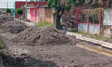 Vecinos de Cuautla cooperaron para calle; Ayto. nada ha hecho
