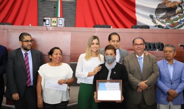 Entrega Congreso reconocimiento al  mérito médico 2022 a Hilda Rangel F