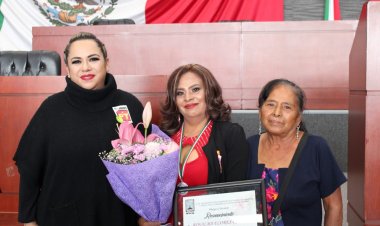 Entrega el Congreso la presea  Xochiquetzali a Rosalba Flores