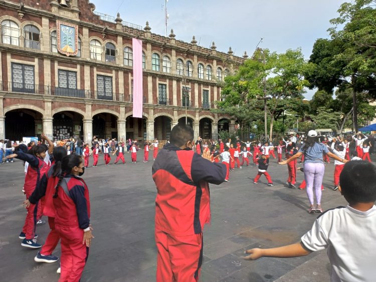 Estudiantes y maestros de una primaria toman el Centro de Cuernavaca