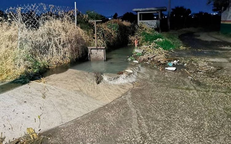 Con apoyo de vecinos, logran sacar desperdicios del canal de Xochitengo