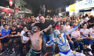 En ambiente familiar, Cuauhtémoc Blanco presenció función de lucha libre