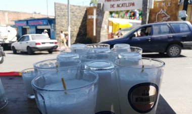 Para evitar incendios en panteones,  piden apagar veladoras encendidas