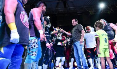 Entre rudos y técnicos, Cuauhtémoc  Blanco disfrutó de la lucha libre