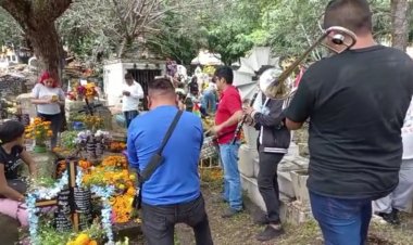 Con música, nostalgia y alegría regresó la gente a los panteones