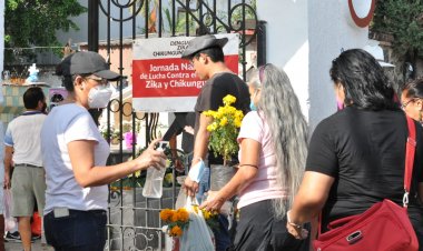 Así fue la visita al panteón  durante el Día de Muertos