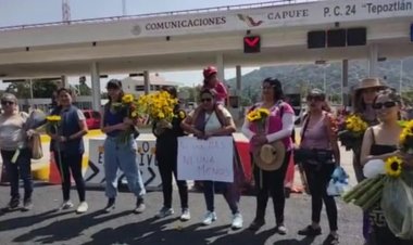 Homenaje en el lugar donde  fue tirada Ariadna Fernanda