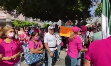 Unos cientos de personas marchan en Cuernavaca por el INE