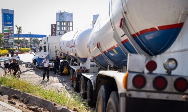 Volcó pipa con 70 mil L. de gas LP en la autopista