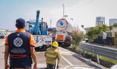 Grave volcadura de una pipa de  gas en autopista México-Acapulco