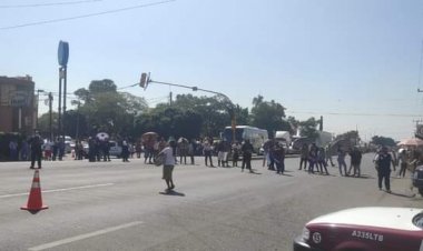 Por conflictos con un director de escuela, bloquean carretera