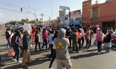 Cierran padres telesecundaria y bloquean por pleito con director