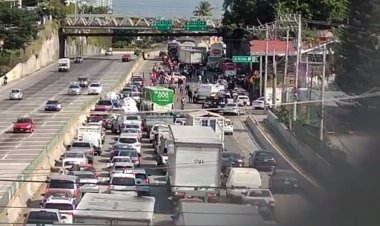Caravana de docentes de Guerrero se manifiesta en Morelos