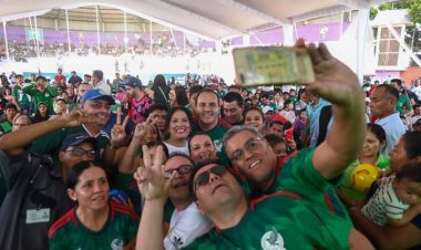 Disfrutaron familias con el gobernador transmisión del partido de México en el Mundial