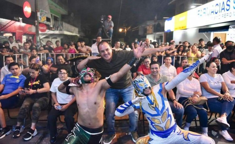 En ambiente familiar, Cuauhtémoc Blanco presenció función de lucha libre