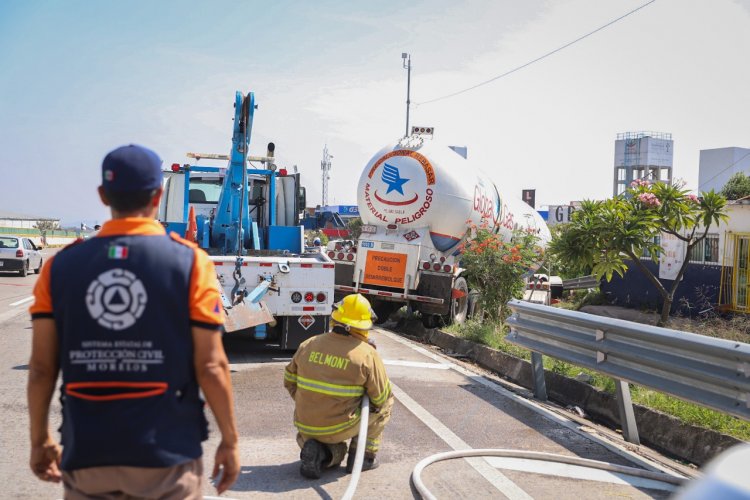 Grave volcadura de una pipa de  gas en autopista México-Acapulco