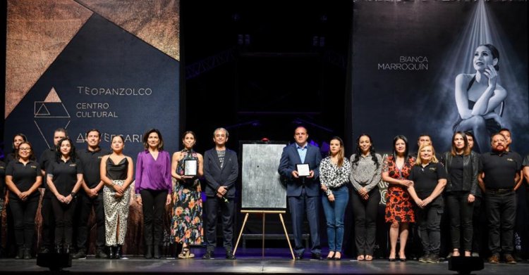 Develó el gobernador, junto con la actriz Bianca Marroquín, placa en el Centro Teopanzolco