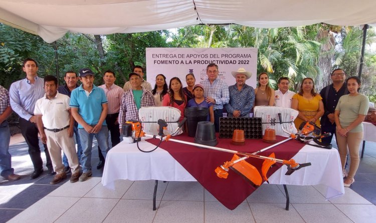 Entregó el presidente Rafael Reyes apoyos para viveristas