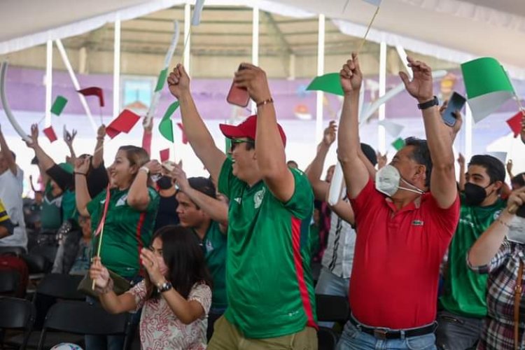 Disfrutaron familias con el gobernador transmisión del partido de México en el Mundial