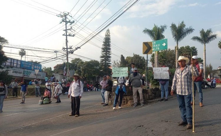 Cierran acceso a Cuernavaca pobladores de Tepoztlán