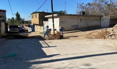 Ante falta de obras del ayuntamiento, en Hueyapan vecinos pavimentan sus calles