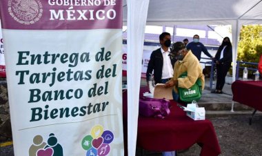 Renuevan tarjetas de débito de  personas en programas sociales