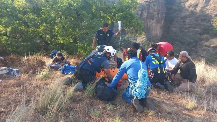 Cayeron 2 en peñasco en Tlayacapan; se logró rescate