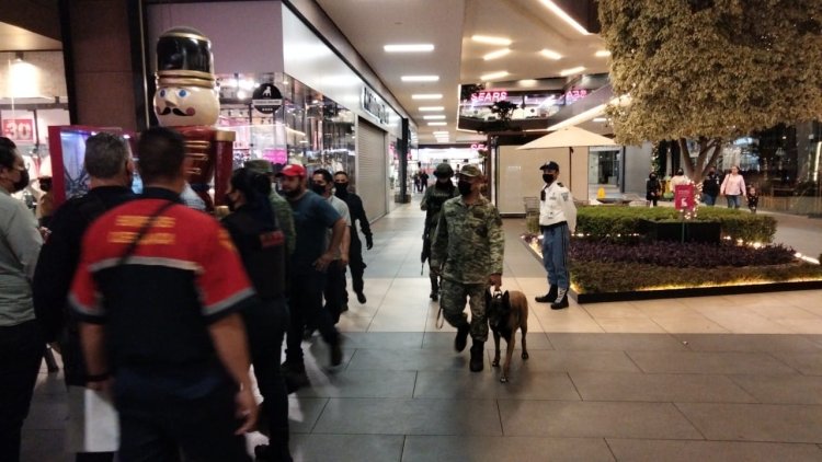 Gran movilización en plaza comercial por falsa bomba