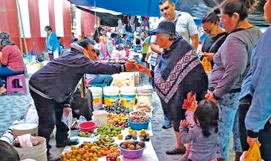 Afectan cobro en tianguis del trueque en Zacualpan por el pleito con alcalde