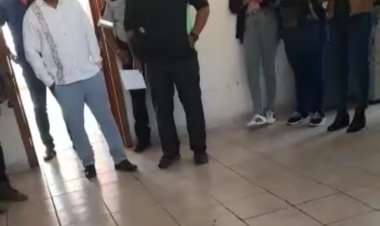 Burócratas inconformes de Zacualpan se reúnen con diputado