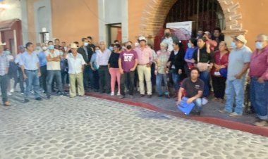 Anda armado edil; hay riesgo de  violencia, acusan en Zacualpan