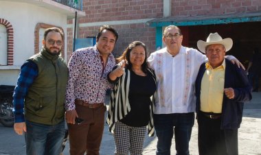 Labora Víctor Mercado cerca  de los ejidatarios de Xalostoc