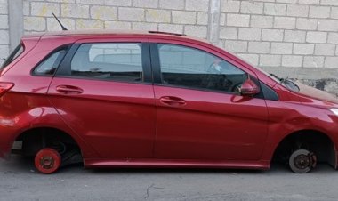Apareció abandonado este auto escarlata robado en Cuernavaca