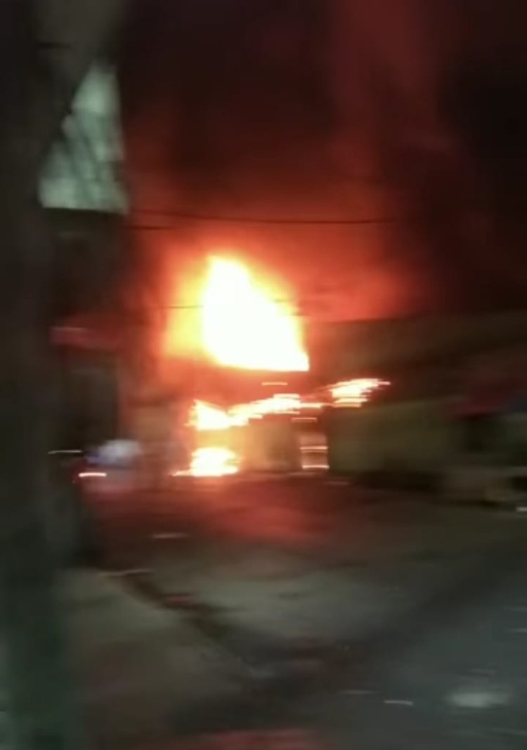 Incendio arrasa con el mercado Hermenegildo Galeana en Cuautla