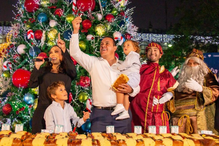 La noche de Reyes fue celebrada con niños por el gobernador y su esposa