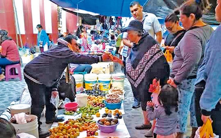 Afectan cobro en tianguis del trueque en Zacualpan por el pleito con alcalde