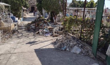 Sacan más de cinco toneladas de escombros de panteón de Ayala