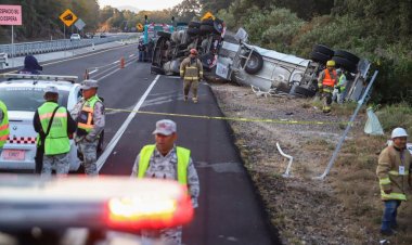Se volcó tractocamión con miles de litros de hidrocarburo