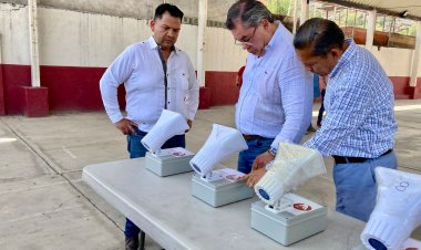 Entregó Rafael Reyes alarmas vecinales en la Miguel Hidalgo