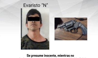 Traía un arma prohibida, según la policía, y quedó aprehendido