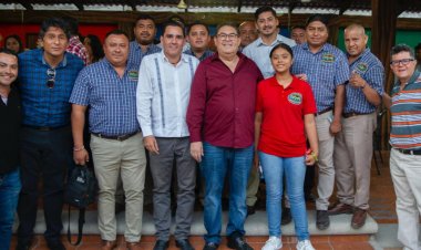 Se reúne Víctor Mercado con habitantes y campesinos de Puente de Ixtla