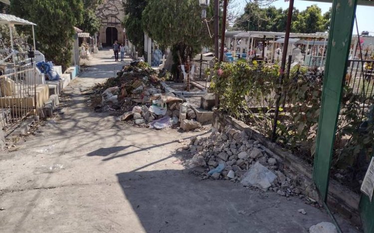 Sacan más de cinco toneladas de escombros de panteón de Ayala
