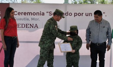 Niña del municipio de Tecapixtla, nombrada "Soldado por un Día"