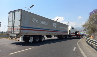 Bloquean transportistas autopista por alta inseguridad