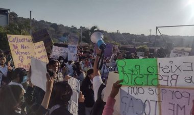Protestan alumnos del CBTIS 194 de Ayala, contra profesores por acoso sexual