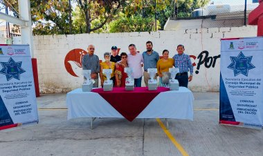 Entrega alcalde de Jiutepec, Rafael Reyes alarmas vecinales a vecinos de la Colonia Morelos