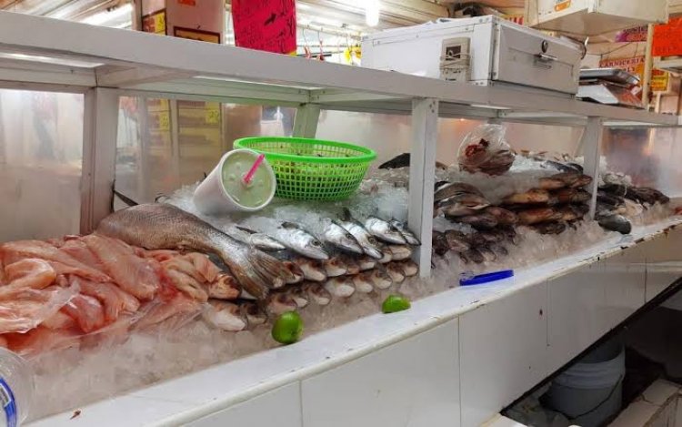 Por vender pescado en la calle sin refrigeración, multan a tres