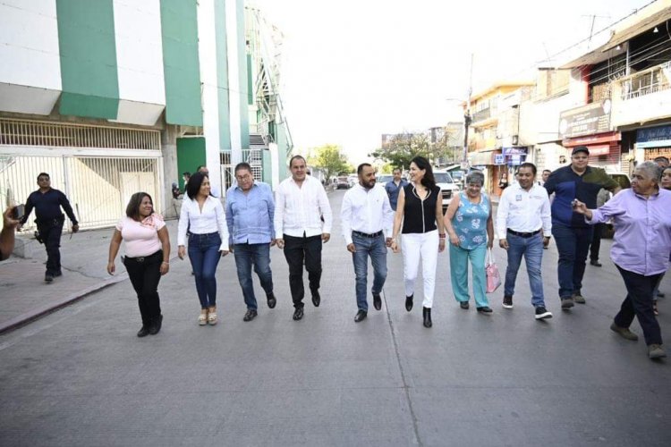 Supervisa Cuauhtémoc Blanco rehabilitación en mercado de Zacatepec