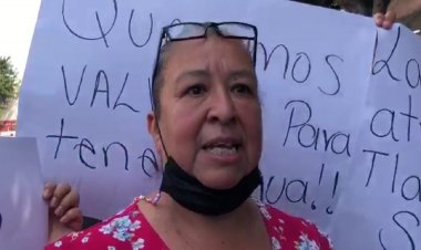 Cierran vecinos oficinas del SAPAC por falta de agua